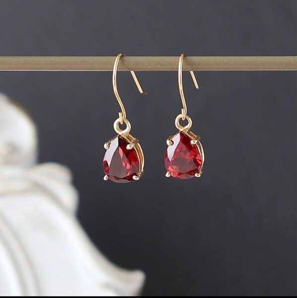 【k18金フックピアス】【1月誕生石】 ガーネット 枠留めペアシェイプ 約8×6mm ピアス