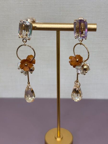 イヤリング ハンドメイド 花モチーフ クリスタル(ピアス変更可能) アクセサリー