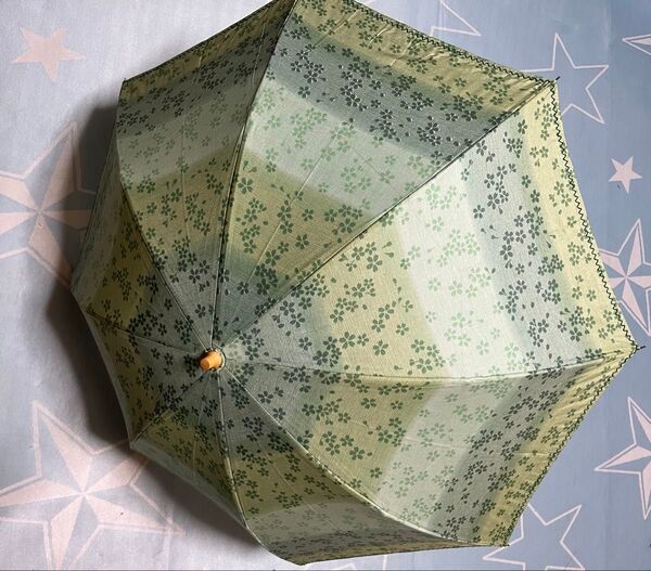 【新品】ムーンバット 薄い翠色 小花 グラデーション 日傘 UV紫外線カット加工 タグ付き未使用品 折りたたみ傘
