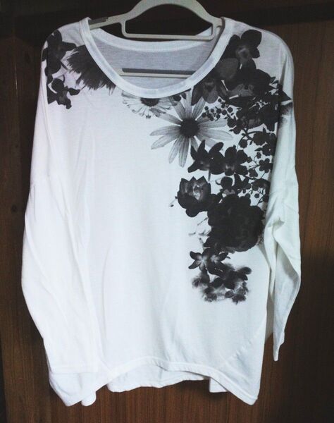 花柄プリント ホワイト長袖Tシャツ カットソー