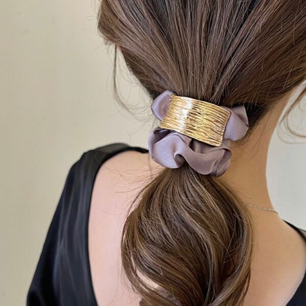 ヘアゴム パープル シュシュ オフィス ゴールド 上品 高見え 大人女子 おしゃれ かわいい ワンポイント ヘアアレンジ 結婚式