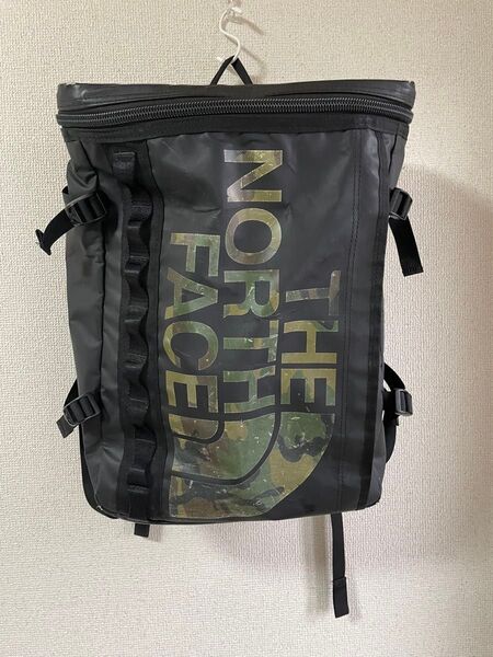 THE NORTH FACE ブラック・カモフラージュバックパック