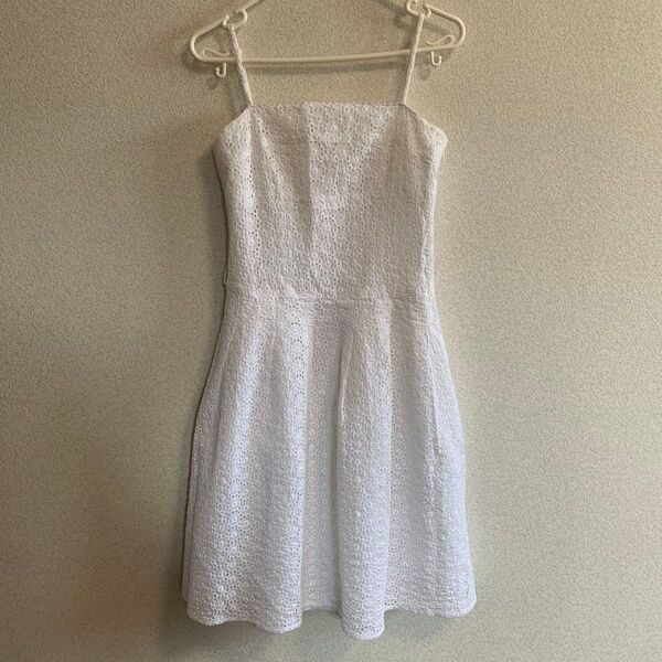 白の刺繍ワンピース
