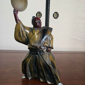 武士の置物 金色と黒色