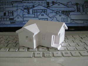 立体ハウス（住宅模型）平屋建て　切妻屋根　白仕上げ　組立済み