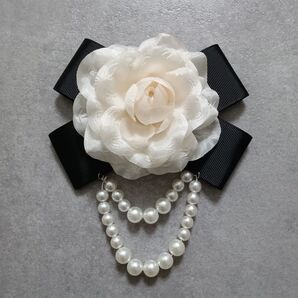 【新品】ブローチ 椿 パール 上品 結婚式 入学式 カメリア 入園式 フォーマル フォーマルコサージュ コサージュ