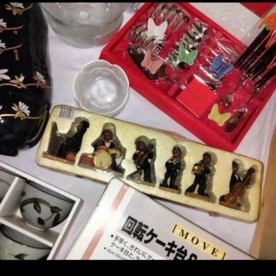 お椀 箸 箸置き お盆 カトラリー セット スプーン フォーク ガラスの花お皿 急須と湯呑み 回転ケーキ台 楽器を演奏 置き物