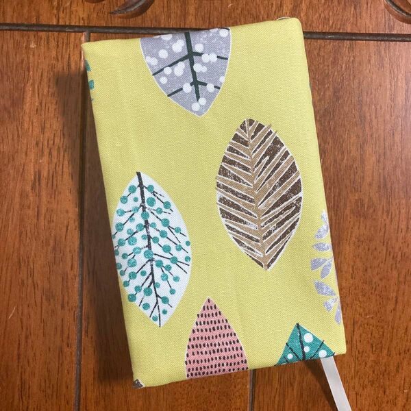 新書判用 HOKUOU KIBUN リーフ柄ブックカバー☆ハンドメイド