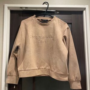 Lugnoncure エンボスロゴスエードトップス