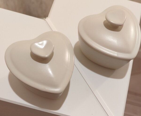 ハート型 蓋付き ココット皿 2個セット 食品入れ 小物入れ 陶器 新品 未使用