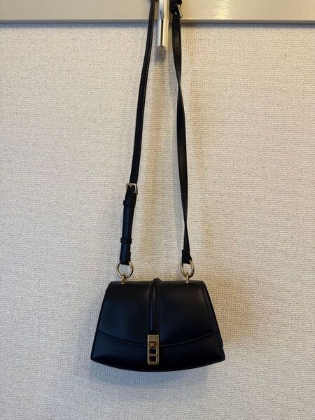 CHARLES & KEITH コイルド トップハンドルバッグ 黒