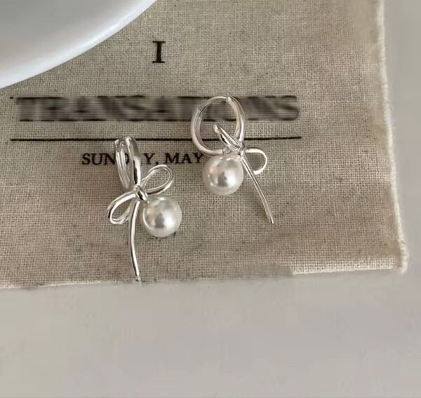 ピアス シルバー 揺れるななめリボン