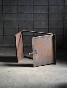 古い錆びた鉄製の雨戸 / 日本 / 古道具 工業系 ドア 建具 扉 アンティークインダストリアル 