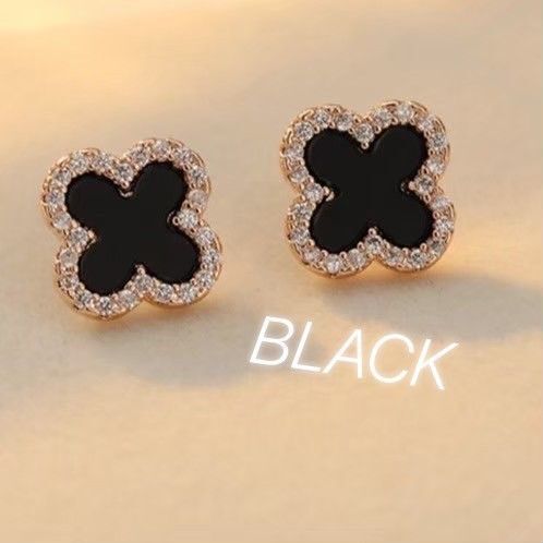 .ブラック クローバー ピアス レディース 韓国 ワンポイント 上品 シンプル かわいい アクセサリー イヤーアクセサリー