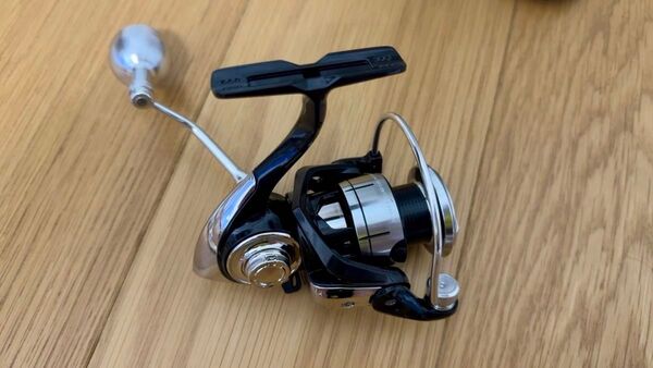 スピニングリール シルバー 2000番