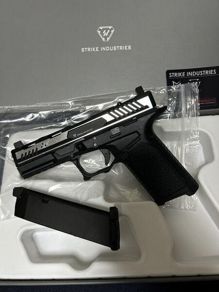 EMG Strike Industries ARK-17(GLOCKグロック) BK/SV 2トーンモデル①