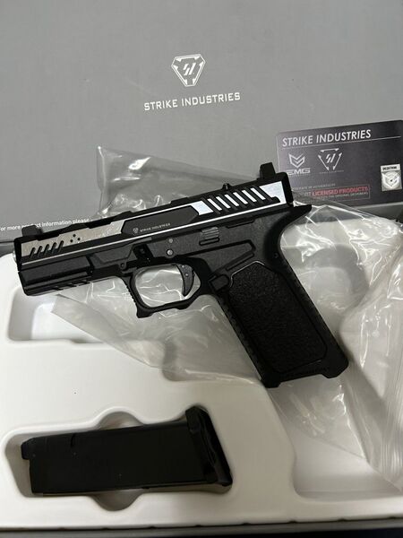 EMG Strike Industries ARK-17(GLOCKグロック) BK/SV 2トーンモデル③