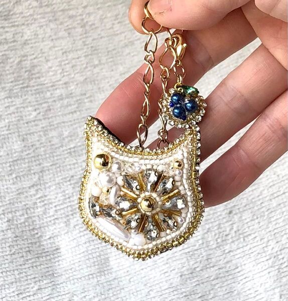 猫とラズベリーのキラキラ物語 2wayアクセサリー 愛猫と一緒にお出かけ気分 ビーズ刺繍 バッグチャーム