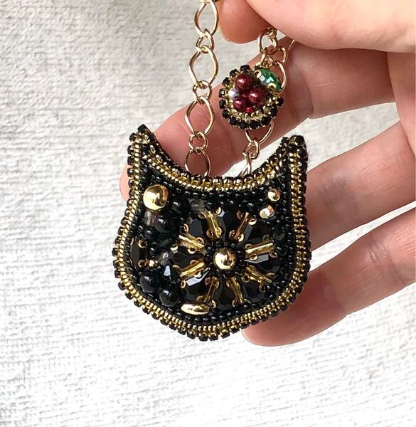 猫とラズベリーのキラキラ物語 2wayアクセサリー 黒猫 愛猫と一緒にお出かけ気分 ビーズ刺繍 ハンドメイド