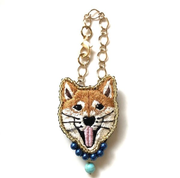 愛犬と一緒にお散歩気分♪ 柴犬 2wayアクセサリー バッグチャーム ブローチ 手刺繍 動物刺繍