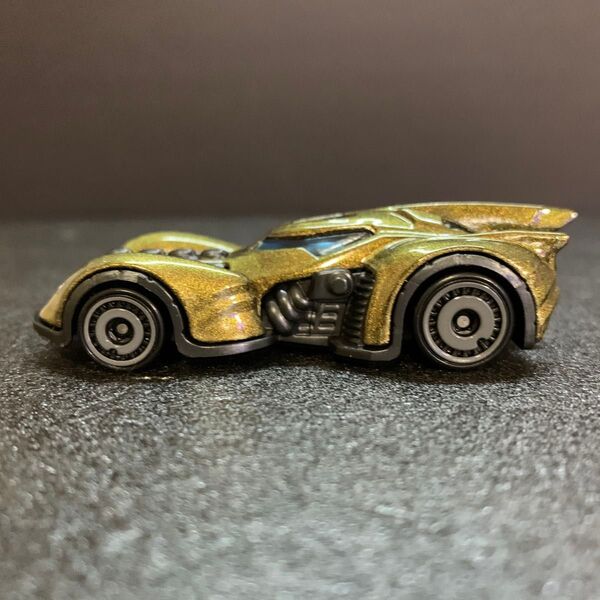818 美品 バットモービル 1/64スケールダイキャストミニカー