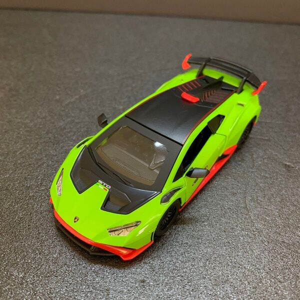821 ランボルギーニ ウラカン STO 1/40スケール ダイキャストミニカー