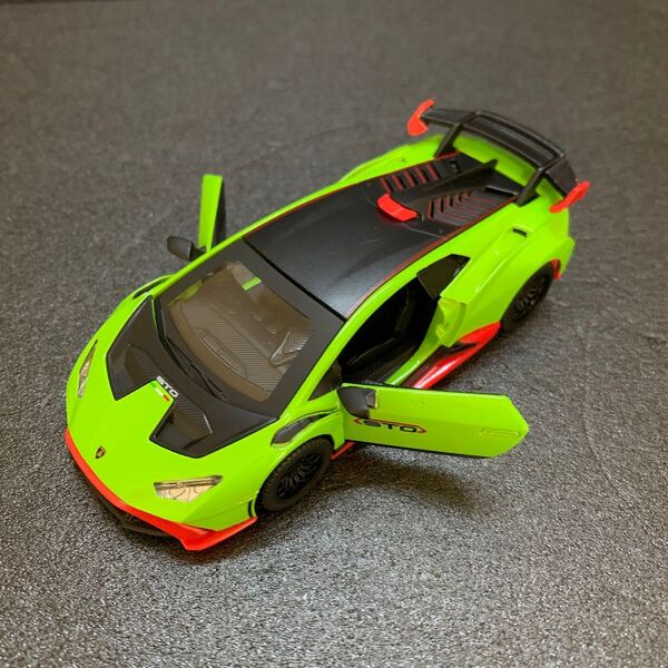 821 美品 ランボルギーニ ウラカン STO 1/40スケール ダイキャストミニカー