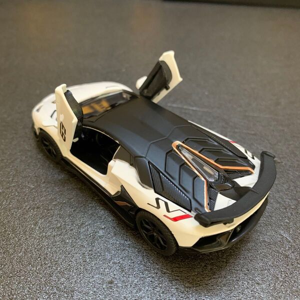 18 ランボルギーニ アヴェンタドール SVJ 1/43スケール ダイキャストミニカー
