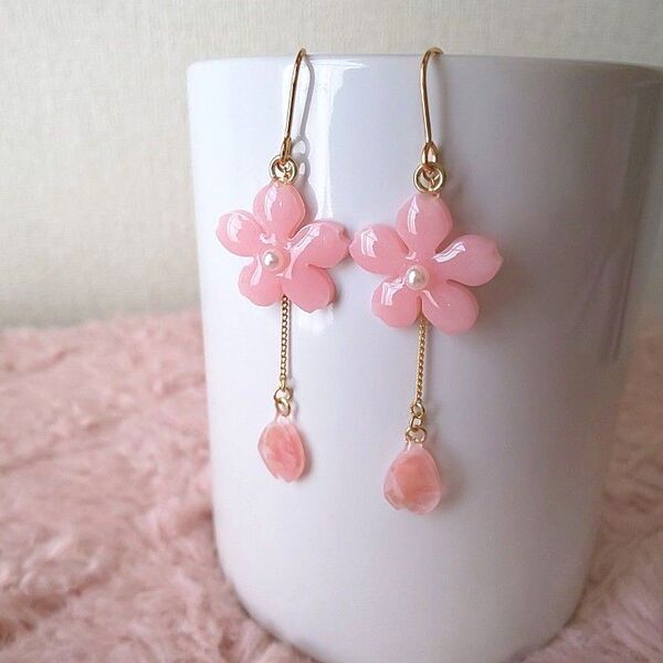 ハンドメイドレジンピアス 花びら揺れる桜