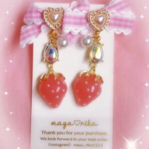 更に最終値下げしました mayurika Strawberry series キラキラ&りぼんの苺のピアス ピンク