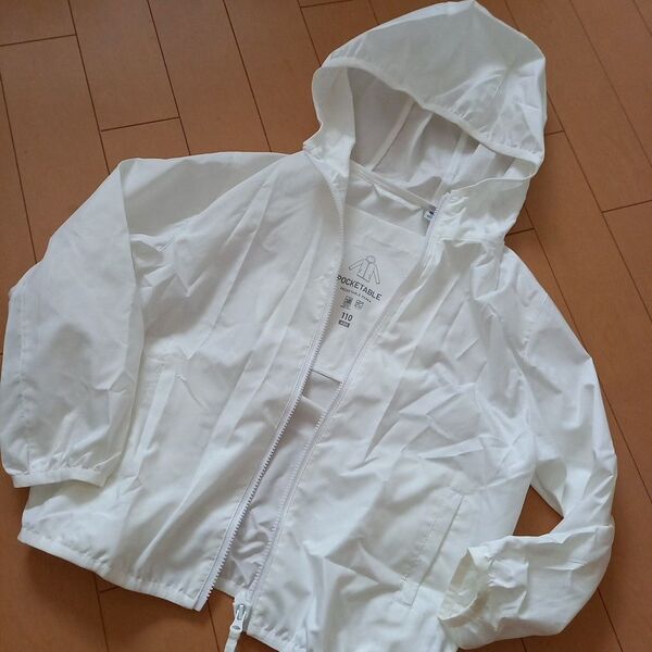 ユニクロ 美品 ポケッタブルパーカー白 110