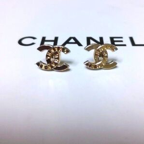 ヴィンテージボタン シャネル ゴールドミニピアス