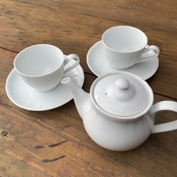 ノリタケのホワイトティーポット&カップソーサ 2脚
