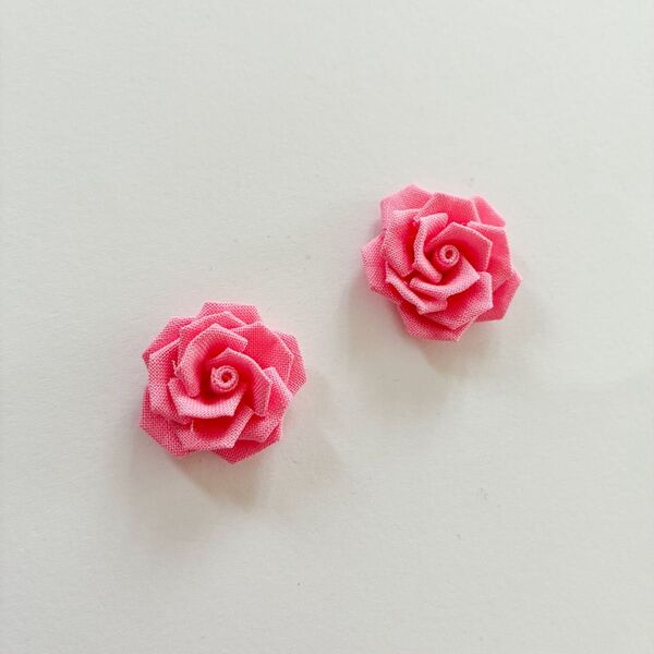 ピンク薔薇のイヤリング・ピアス つまみ細工