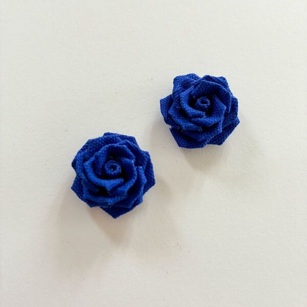 青薔薇のイヤリング・ピアス つまみ細工2