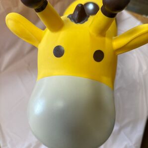跳ねるキリン