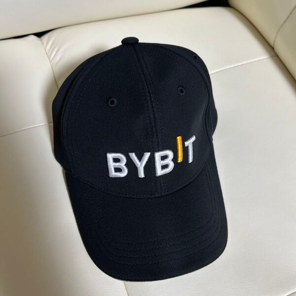 BYBIT 刺繍ロゴ 黒キャップ バイビット 帽子