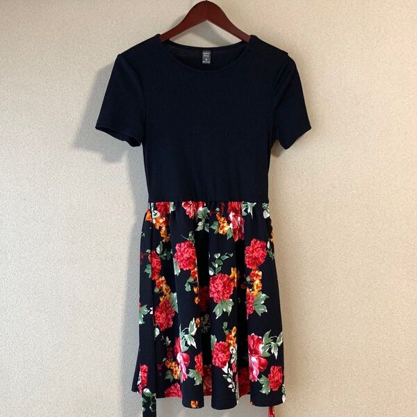 EMERY ROSE 花柄ワンピース 異素材切替 ベルト付き パーティー Aライン ワンピース 黒 薔薇 ローズ 半袖 Mサイズ