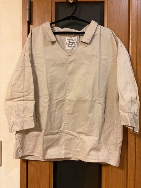 美品!Live in comfort デコルテ綺麗 襟付きVネックブラウス ベージュ Mサイズ 七分袖