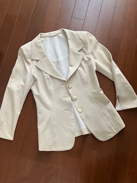 ベージュのジャケット 七分袖 シンプル きれいめ