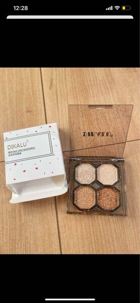 DIKALU 4色アイシャドウパレット ラメ ゴールド