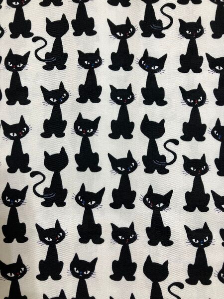 黒猫柄 おすわりネコ オフ白地 110×50 オックス 生地ハギレ