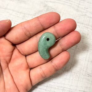 グリーンアベンチュリン 勾玉 天然石 パワーストーン 砂金石 ハンドメイド 翡翠 アクセサリー ペンダント