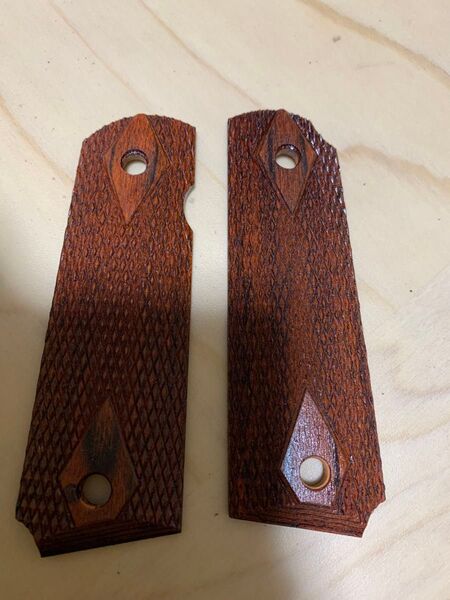 新品 M1911ガバメント系に対応木製グリップ