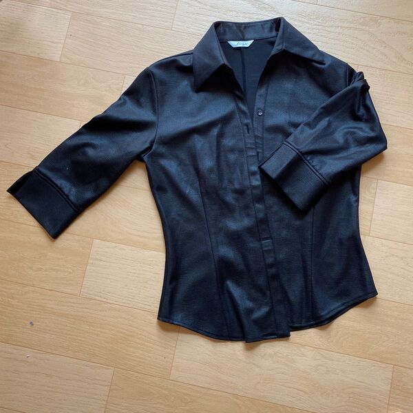 黒の七分袖 シャツ
