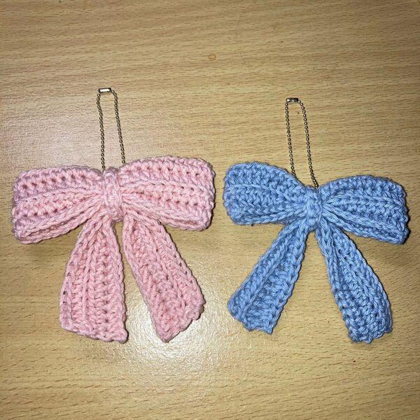 ハンドメイド 手編みリボンキーホルダー ピンク&サックスブルー 2個セット