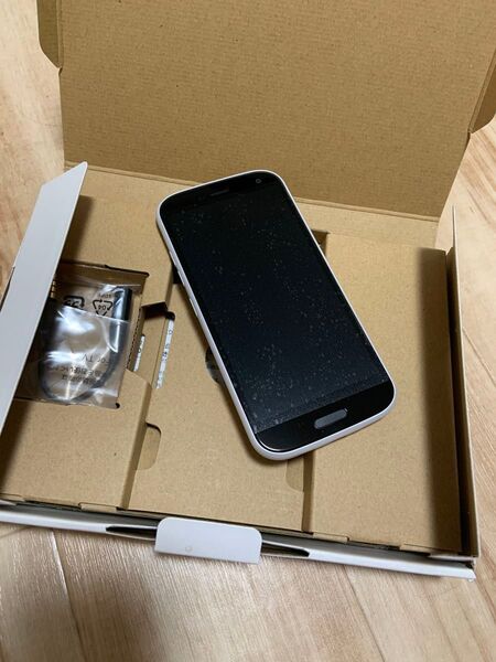 らくらくスマートフォン F-52B ホワイト SIMフリー ドコモ