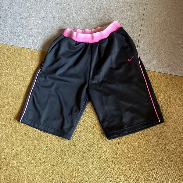 NIKE ハーフパンツ ピンクライン入り レディース