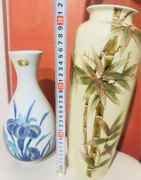 有田焼 琥山窯 美品2点セット 白青花柄と竹模様 染錦あやめ文花瓶