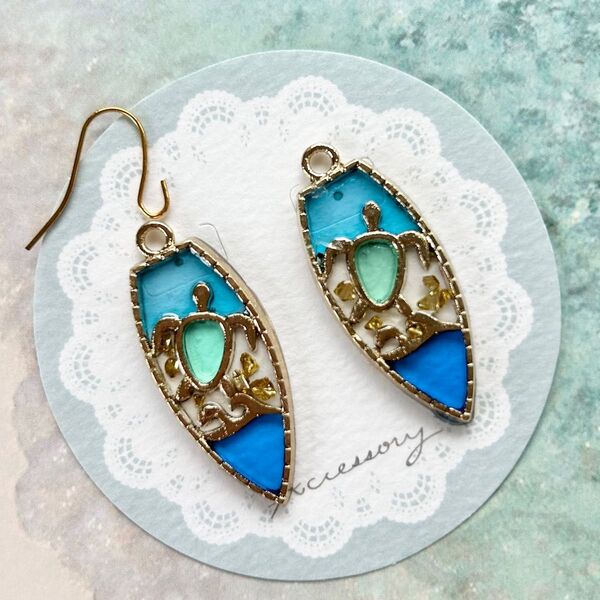 ハンドメイド ピアス レジン ホヌ ハワイアン ステンドグラス風